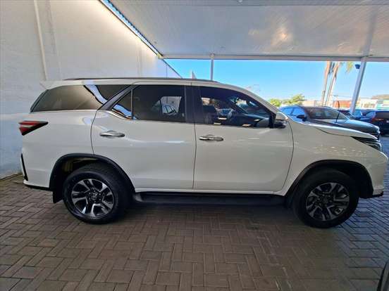 TOYOTA-HILUX SW4-2024