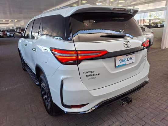 TOYOTA-HILUX SW4-2024