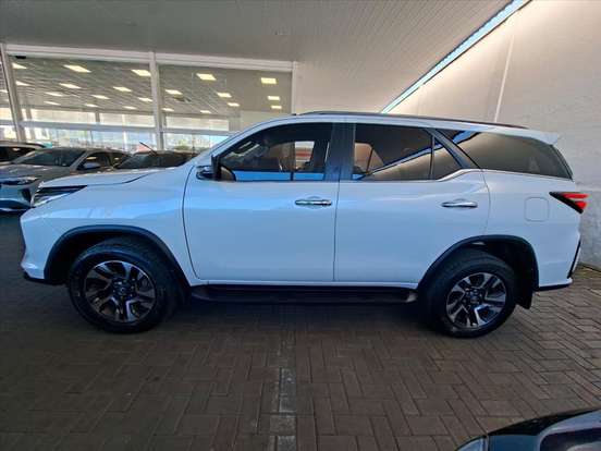 TOYOTA-HILUX SW4-2024