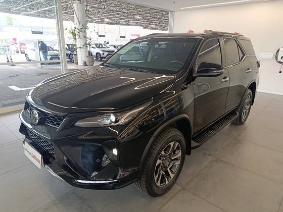 TOYOTA HILUX SW4 2.8 D-4D TURBO DIESEL SRX PLATINUM 7L 4X4 AUTOMÁTICO