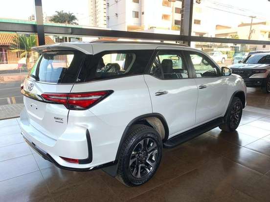 TOYOTA-HILUX SW4-2025