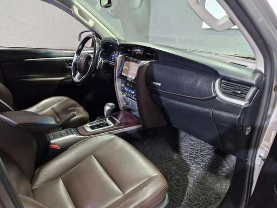 TOYOTA-HILUX SW4-2017