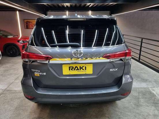 TOYOTA-HILUX SW4-2.8 SRX 4X4 7 LUGARES 16V TURBO INTERCOOLER DIESEL 4P AUTOMÁTICO TOYOTA-HILUX SW4-2019