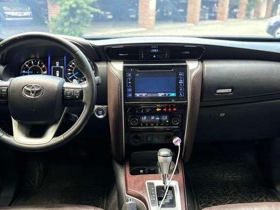 TOYOTA-HILUX SW4-2.8 SRX 4X4 7 LUGARES 16V TURBO INTERCOOLER DIESEL 4P AUTOMÁTICO TOYOTA-HILUX SW4-2018