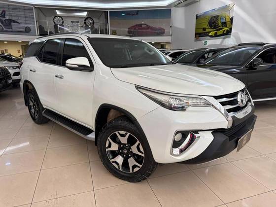 TOYOTA HILUX SW4 2.8 SRX 4X4 7 LUGARES 16V TURBO INTERCOOLER DIESEL 4P AUTOMÁTICO