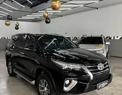 TOYOTA HILUX SW4 2.8 SRX 4X4 7 LUGARES 16V TURBO INTERCOOLER DIESEL 4P AUTOMÁTICO TOYOTA HILUX SW4 2.8 SRX 4X4 7 LUGARES 16V TURBO INTERCOOLER DIESEL 4P AUTOMÁTICO