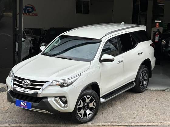 TOYOTA HILUX SW4 2.8 SRX DIAMOND 4X4 7 LUGARES 16V TURBO INTERCOOLER DIESEL 4P AUTOMÁTICO