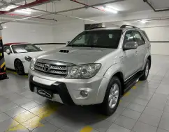 TOYOTA HILUX SW4 3.0 SRV 4X4 7 LUGARES 16V TURBO INTERCOOLER DIESEL 4P AUTOMÁTICO TOYOTA HILUX SW4 3.0 SRV 4X4 7 LUGARES 16V TURBO INTERCOOLER DIESEL 4P AUTOMÁTICO