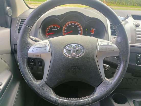 TOYOTA-HILUX SW4-2014