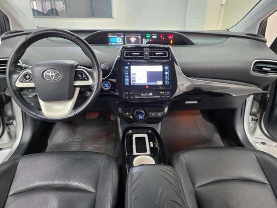 TOYOTA-PRIUS-2016