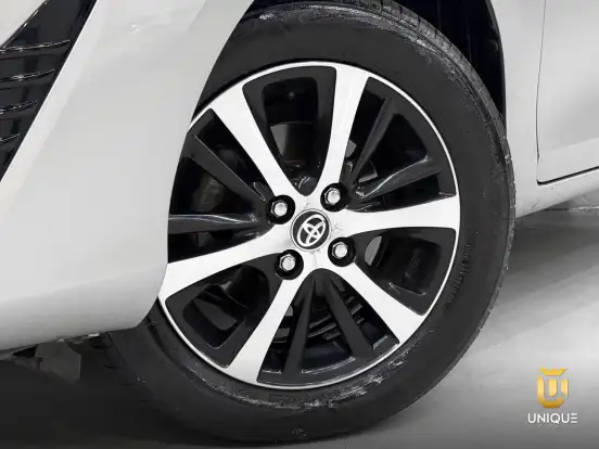 TOYOTA-YARIS-2019