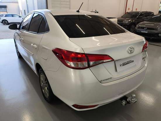 TOYOTA-YARIS-2021
