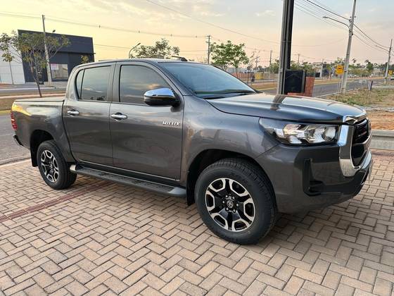 TOYOTA HILUX 2.8 D-4D TURBO DIESEL CD SRV 4X4 AUTOMÁTICO
