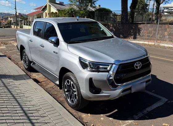 TOYOTA HILUX 2.8 D-4D TURBO DIESEL CD SRV 4X4 AUTOMÁTICO