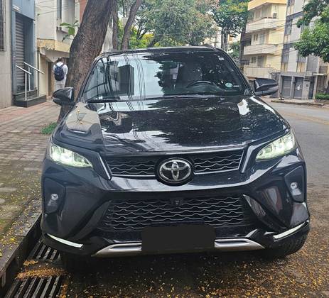 TOYOTA HILUX SW4 2.8 D-4D TURBO DIESEL DIAMOND 7L 4X4 AUTOMÁTICO