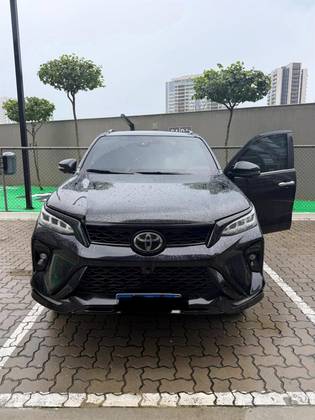 TOYOTA HILUX SW4 2.8 D-4D TURBO DIESEL DIAMOND 7L 4X4 AUTOMÁTICO
