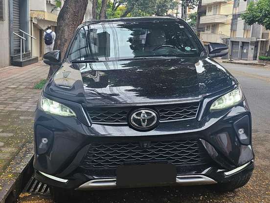TOYOTA-HILUX SW4-2.8 D-4D TURBO DIESEL DIAMOND 7L 4X4 AUTOMÁTICO TOYOTA-HILUX SW4-2023