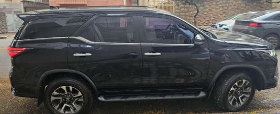 TOYOTA-HILUX SW4-2023