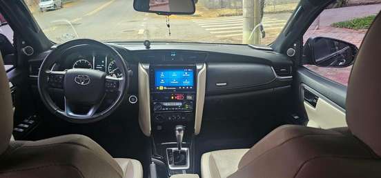 TOYOTA-HILUX SW4-2023
