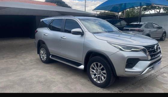 TOYOTA HILUX SW4 2.8 D-4D TURBO DIESEL SRX 4X4 AUTOMÁTICO