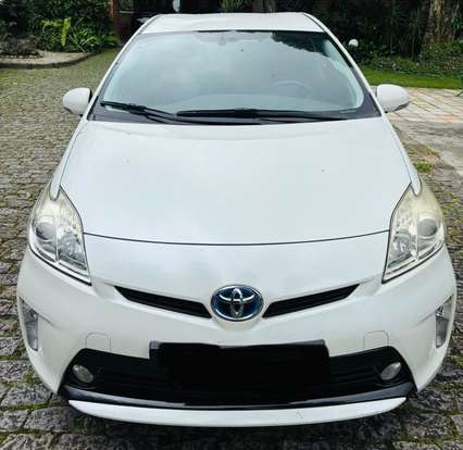TOYOTA-PRIUS-2015