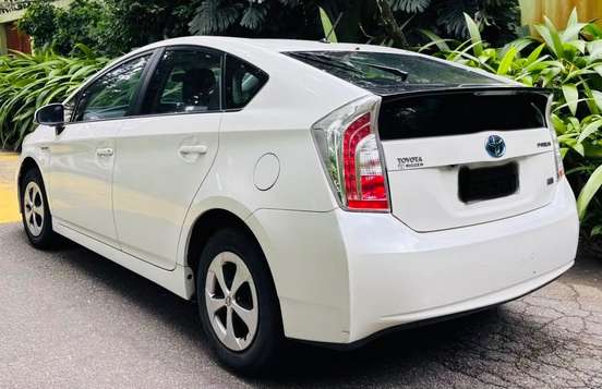 TOYOTA-PRIUS-2015