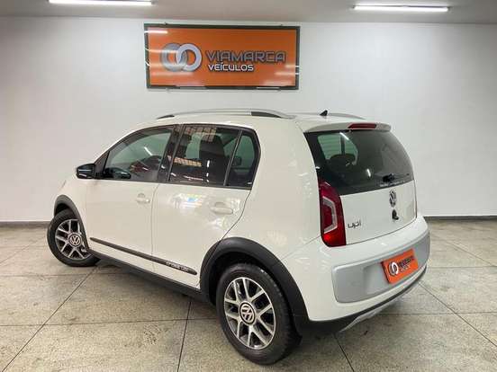 VOLKSWAGEN-CROSS UP-2015
