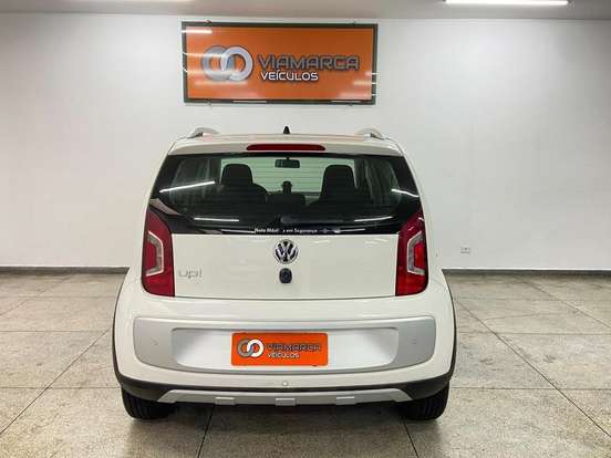 VOLKSWAGEN-CROSS UP-2015