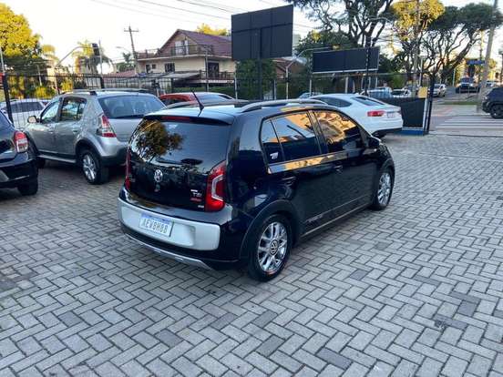 VOLKSWAGEN-CROSS UP-2016