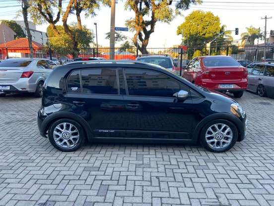 VOLKSWAGEN-CROSS UP-2016