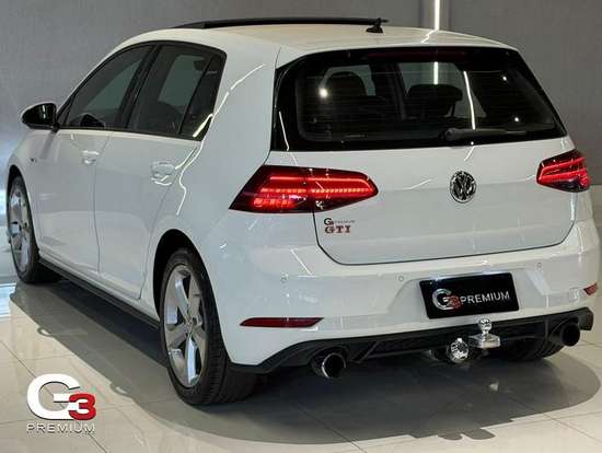 VOLKSWAGEN-GOLF-2018