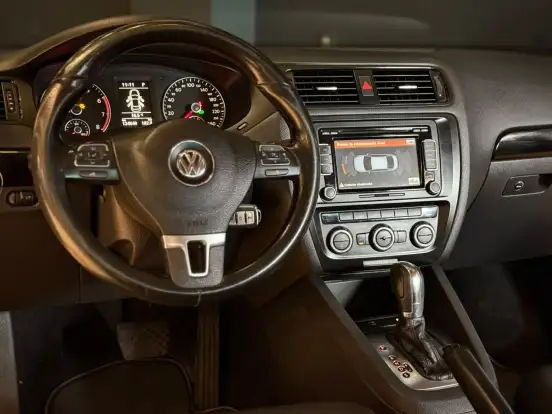 VOLKSWAGEN-JETTA-2013