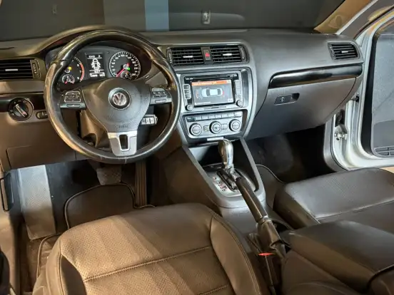 VOLKSWAGEN-JETTA-2013