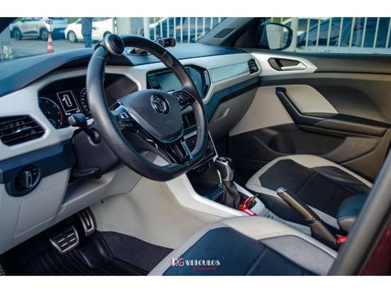 VOLKSWAGEN-T-CROSS-2019