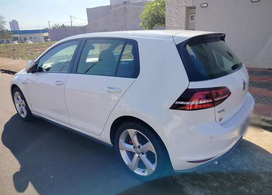 VOLKSWAGEN-GOLF-2015