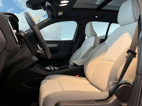 VOLVO-EX40-2026