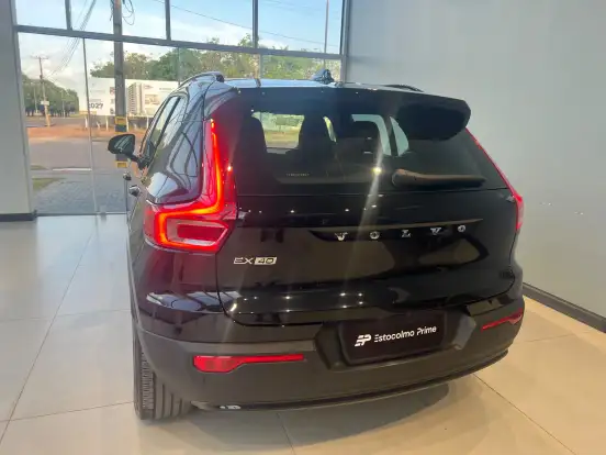 VOLVO-EX40-2025