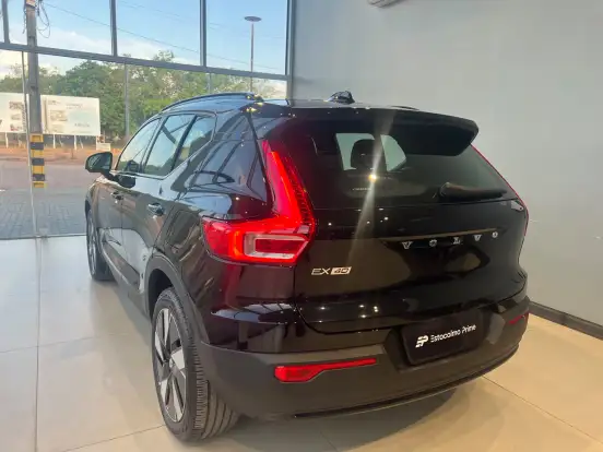 VOLVO-EX40-2025
