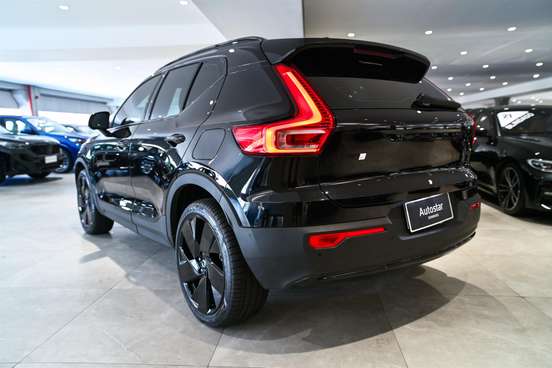 VOLVO-EX40-2025
