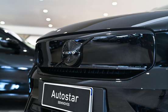 VOLVO-EX40-2025