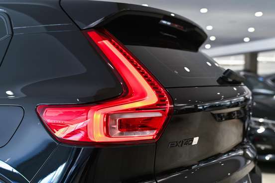 VOLVO-EX40-2025