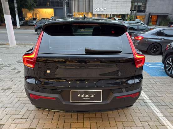 VOLVO-EX40-2025