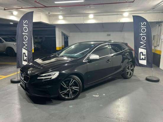 VOLVO-V40-2017