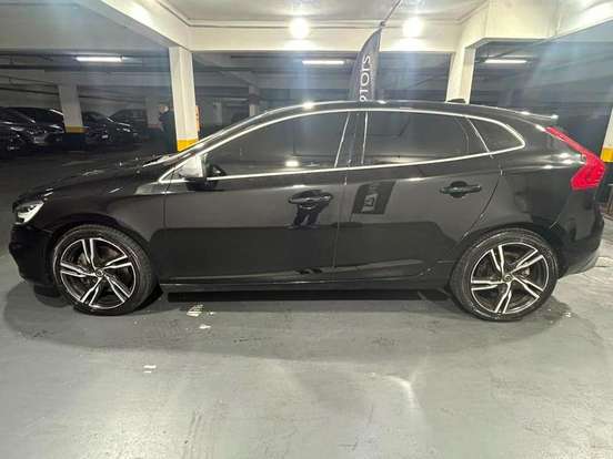 VOLVO-V40-2017