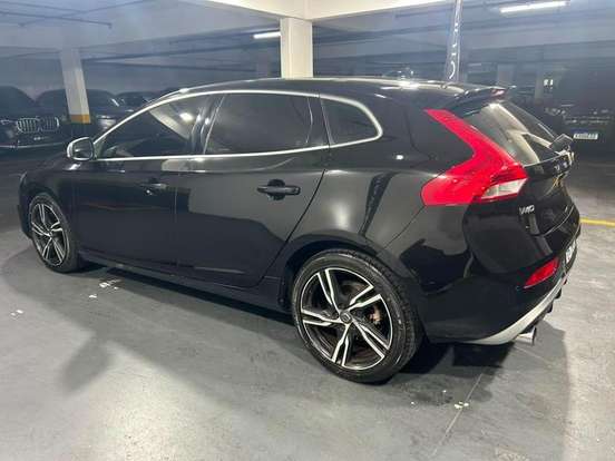 VOLVO-V40-2017