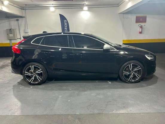 VOLVO-V40-2017