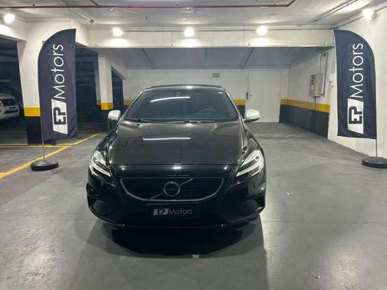 VOLVO-V40-2017