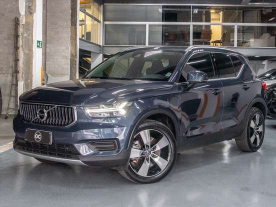 VOLVO-XC40-2021