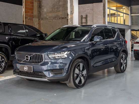 VOLVO-XC40-2021
