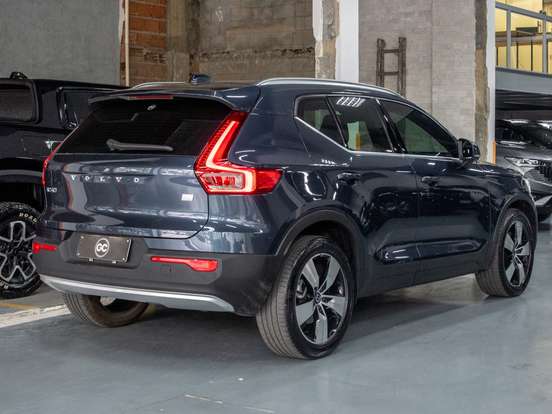 VOLVO-XC40-2021